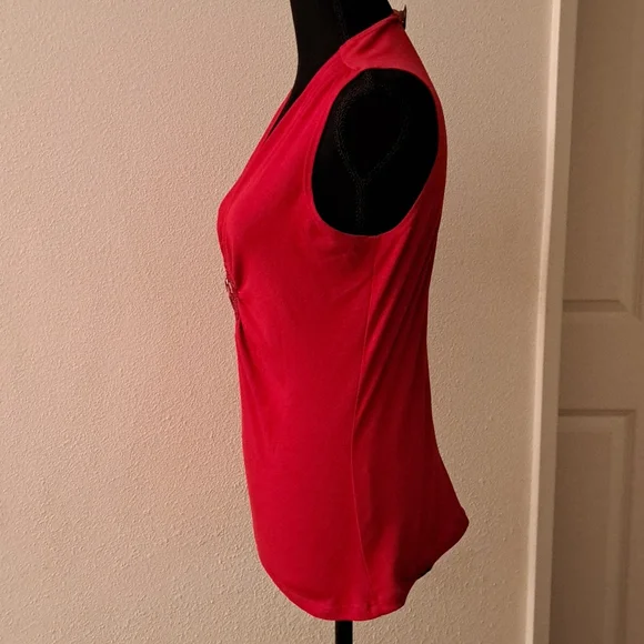 Red decorative tshirt in size Large - Picture 2 of 5